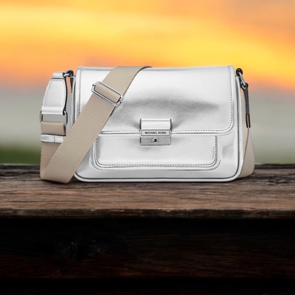 Michael Kors NWT
Bradshaw Medium Silver Metallic
Messenger Bag 🩶 - Picture 4 of 14
